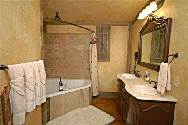 Bathroom 2, Country Inn Cottages, Gillespie