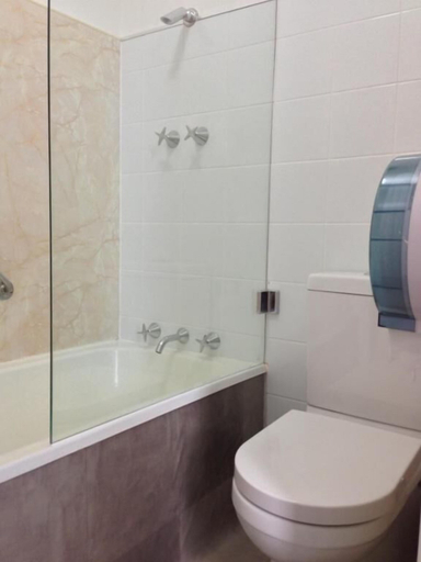 Bathroom 4, Centennial Inn on Bathurst, Launceston - Pt B