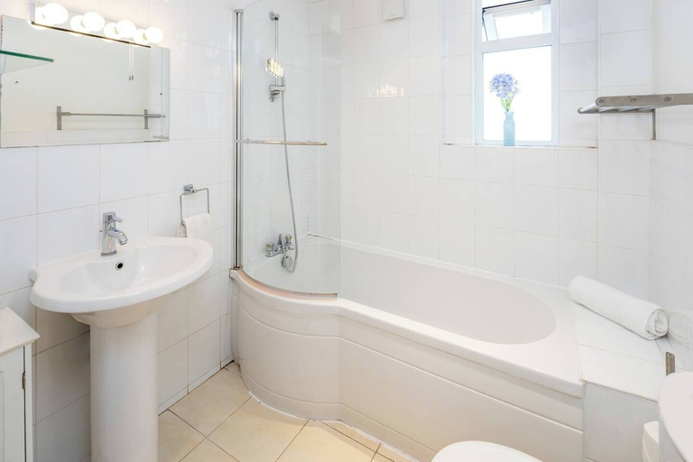 Bathroom, JOIVY Charming 1 Bed Flat, Sleeps 4, London
