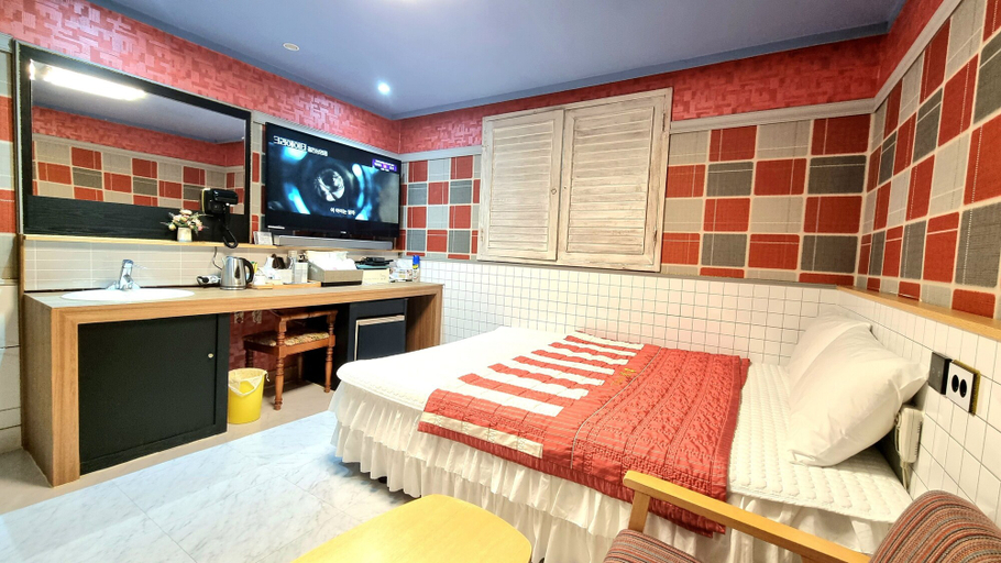 Bedroom 5, Tirol Motel, Dong