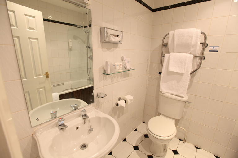 Bathroom 4, The Rose and Crown Hotel – Tonbridge, Kent