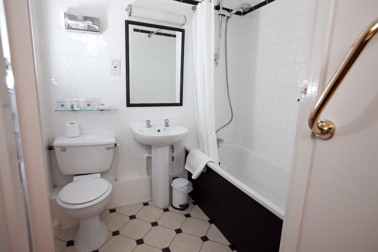 Bathroom 3, The Rose and Crown Hotel – Tonbridge, Kent