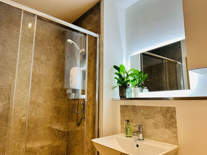 Bathroom 4, Barnet House Serviced Apartments, Fife