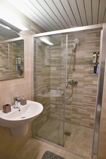 Bathroom 3, Chic Urban Retreat with Balcony, Parking & Wi-Fi, Skopje