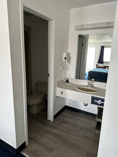 Bathroom, Bayside Inn, Lake Hurron