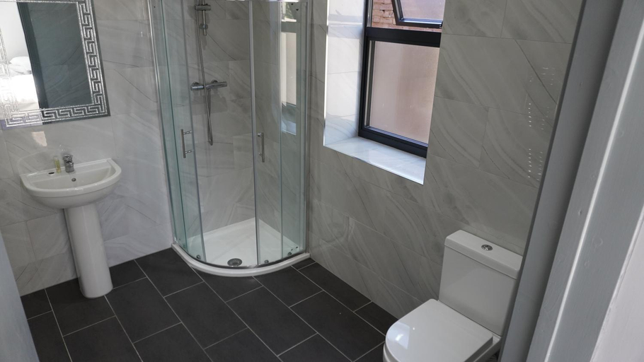 Bathroom 3, Roshni Hotel, London