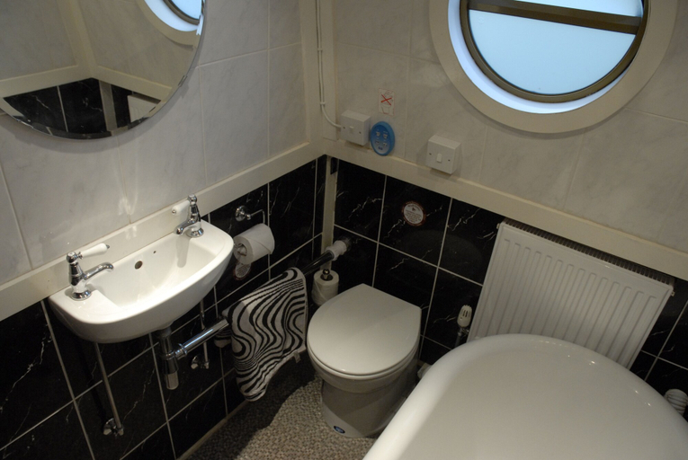 Bathroom 4, The Cru Houseboats, Bath and North East Somerset