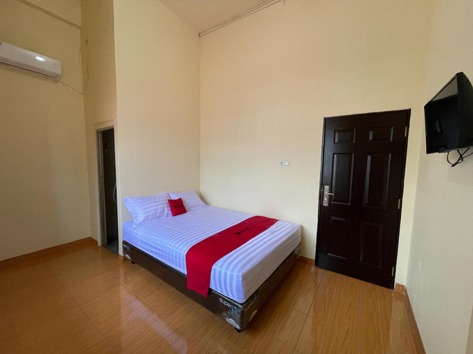 Bedroom, RedDoorz @ Ramelau near AP Pettarani, Makassar
