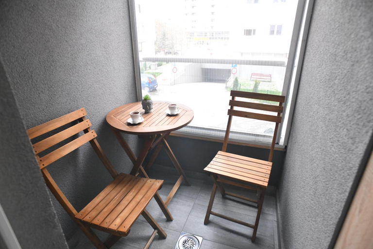 Others 4, Chic Urban Retreat with Balcony, Parking & Wi-Fi, Skopje