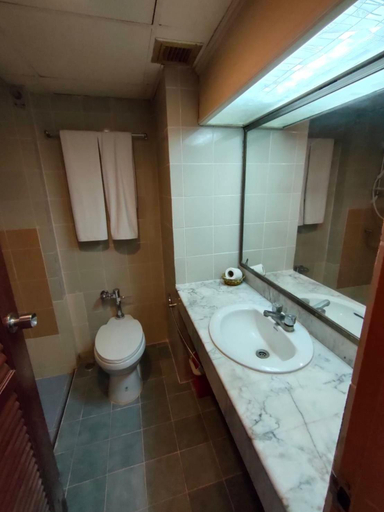 Bathroom 4, Inter Tower Hotel, Su-ngai Ko Lok