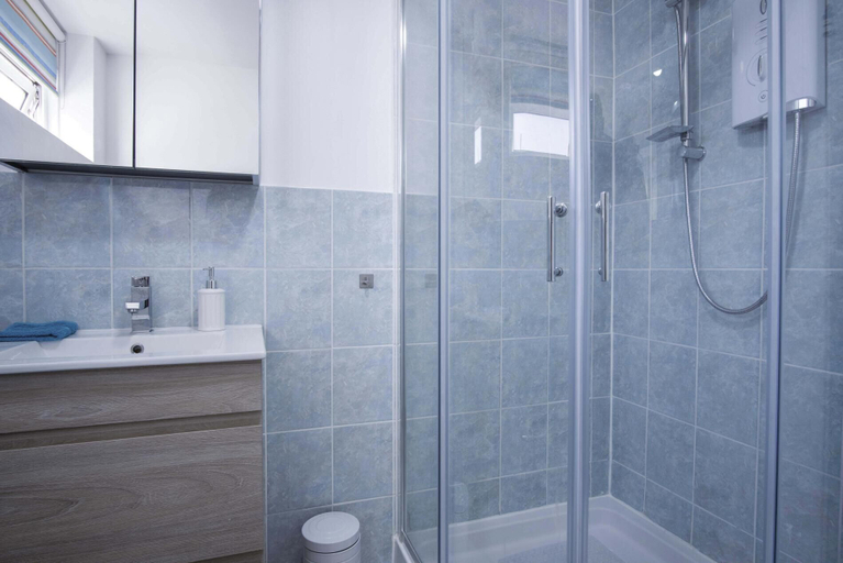 Bathroom 3, High Deck - 1 Bedroom Apartment - Saundersfoot, Pembrokeshire