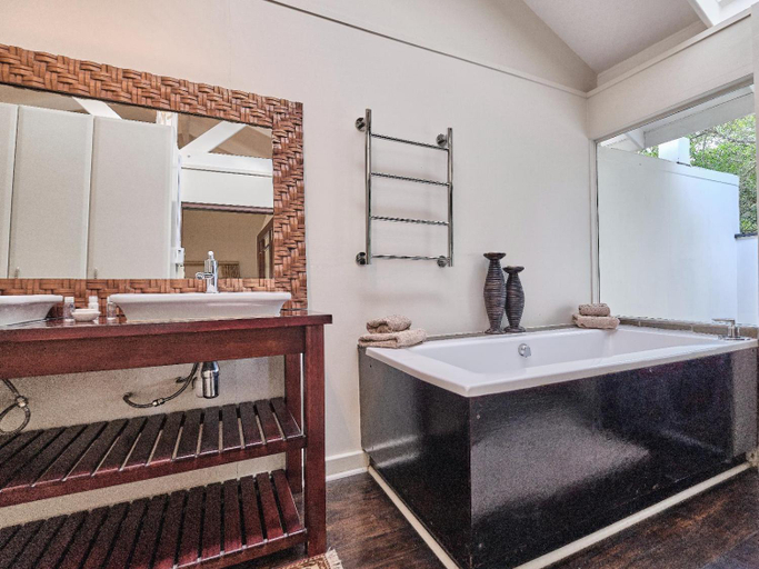 Bathroom 3, Nguni Lodge, Umkhanyakude