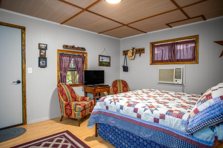 Others 3, Clear River Cabin on Medina, Bandera