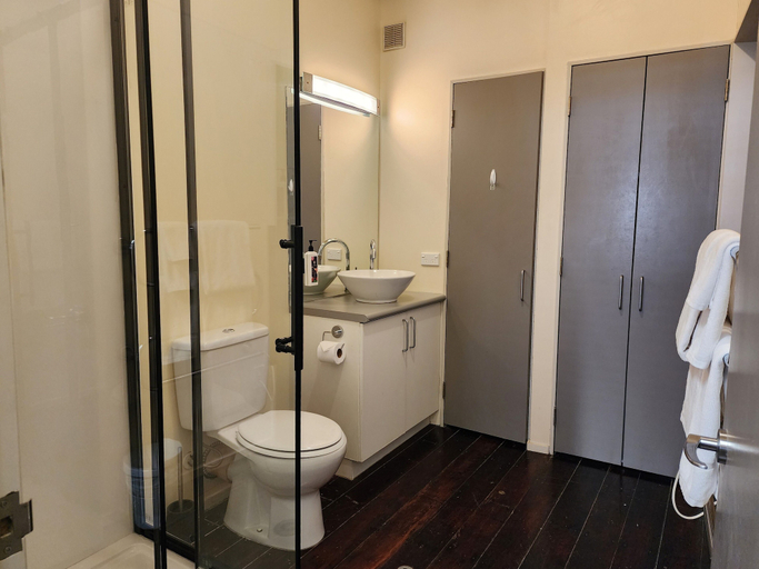 Bathroom 5, U Suites on Egmont, Wellington