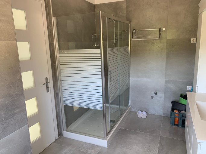 Shower, LIVAS Almyri seafront flat, Peloponnese