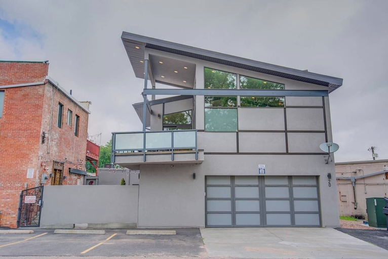 Exterior & Views 1, 3BR Modern Marveldowntown Customprivate Balcony, El Paso