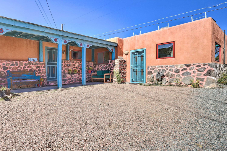 Artsy Santa Cruz Apartment with Shared Fire Pit!, Santa Fe