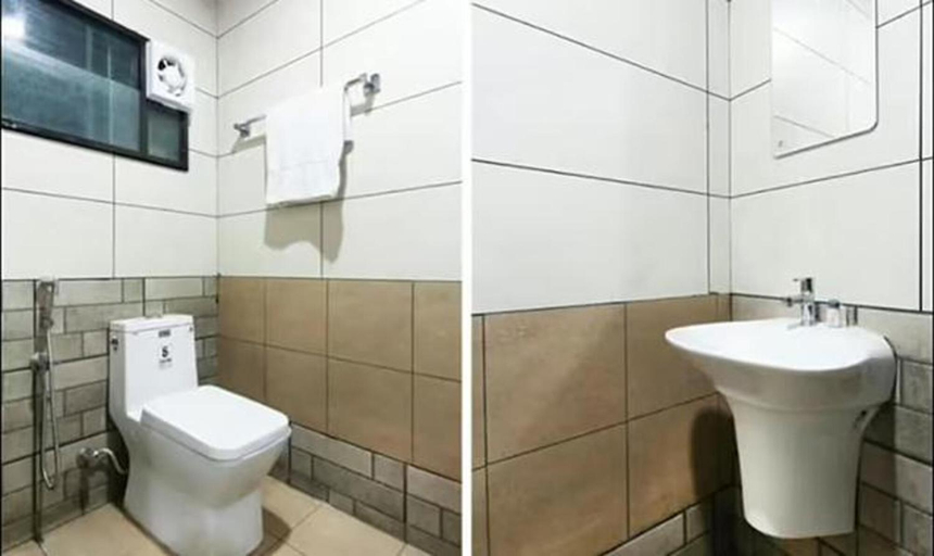 Bathroom 4, Hotel Queen Residency, Ernakulam