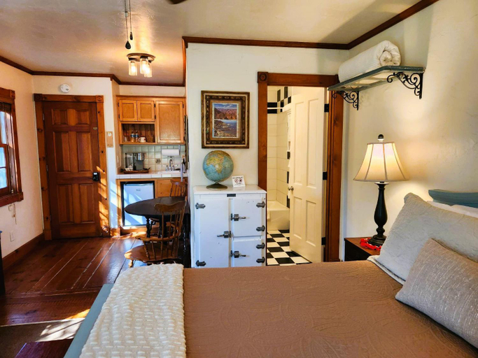 Others 5, Oak Hill Inn, San Diego