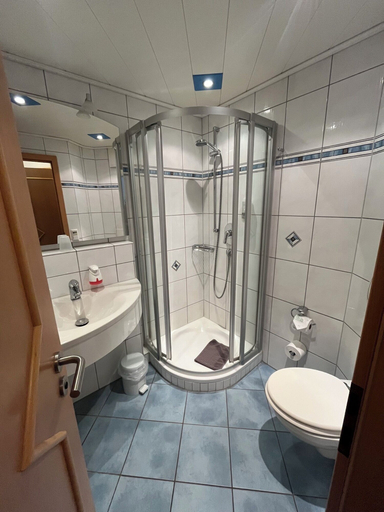 Bathroom 5, Hotel Postwirt, Nürnberger Land
