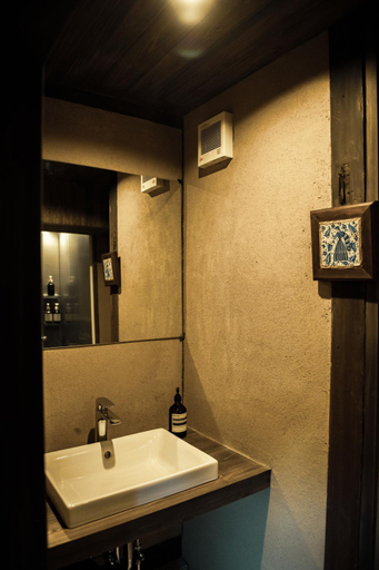 Bathroom 2, Oito - A coffee shop and accommodation nestled in a beautiful townscape, Sasayama