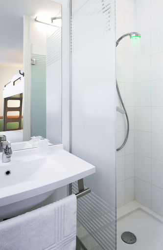 Bathroom 5, ibis budget Paris Aubervilliers, Seine-Saint-Denis
