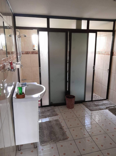Shower, Karans Apartment, Ba
