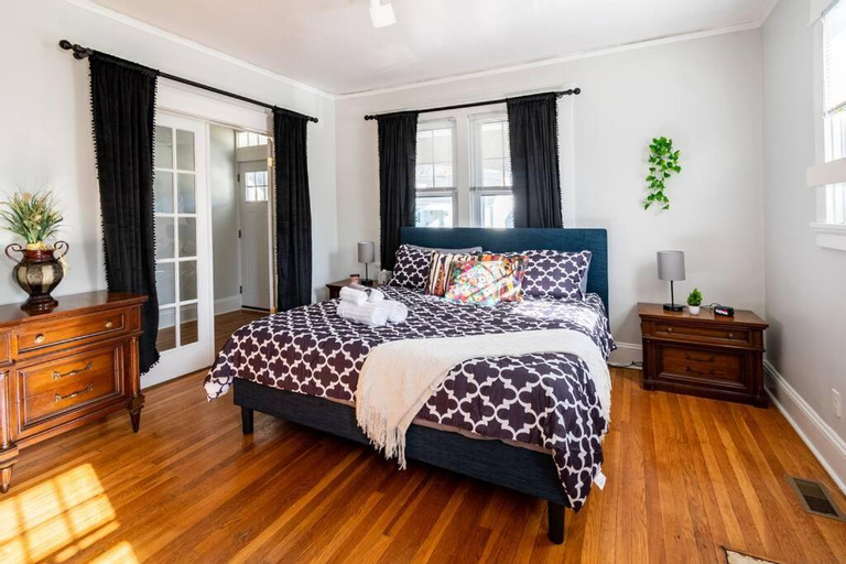 Globetrotters Suite in Historic Richmond with Patio, Richmond