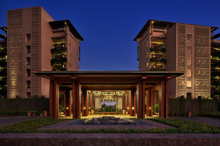 Exterior & Views