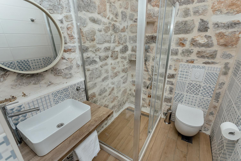 Bathroom 2, Conborgo Apartments