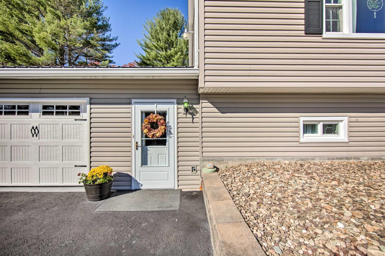 Lovely Moshannon Ground Apartment with Fire Pit, Centre