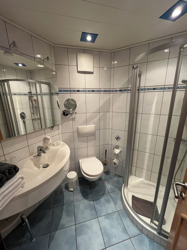 Bathroom 5, Hotel Postwirt, Nürnberger Land