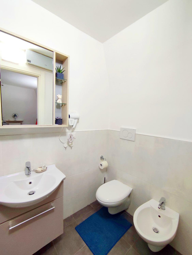 Bathroom 2, Room in Bloom Bed and Breakfast, Bari