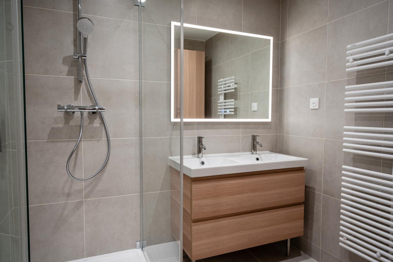 Bedroom, T2 de standing climatise avec parking prive, Tram T2 T5, Hopitaux est, Rhône