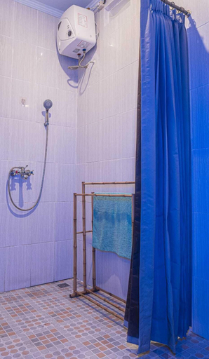 Bathroom 4, Deni Guesthouse, Tabanan