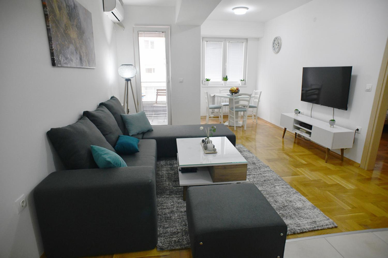 Others 5, Chic Urban Retreat with Balcony, Parking & Wi-Fi, Skopje