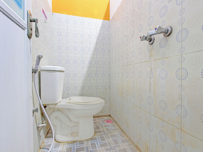 Bathroom 4, Hotel O Hotel New Tirken, Tegal