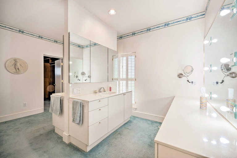 Bathroom 4, Lanai & Pool: Elegant Villa in Winter Haven!, Polk