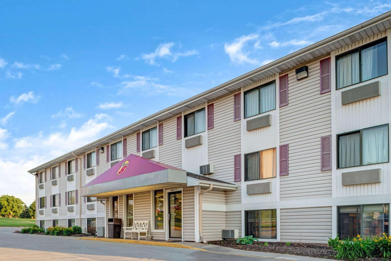 Super 8 by Wyndham Omaha I-80 West, Douglas