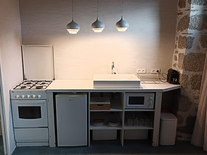 Others 2, Chambre independante - style studio - avec jardin a la campagne, Cantal