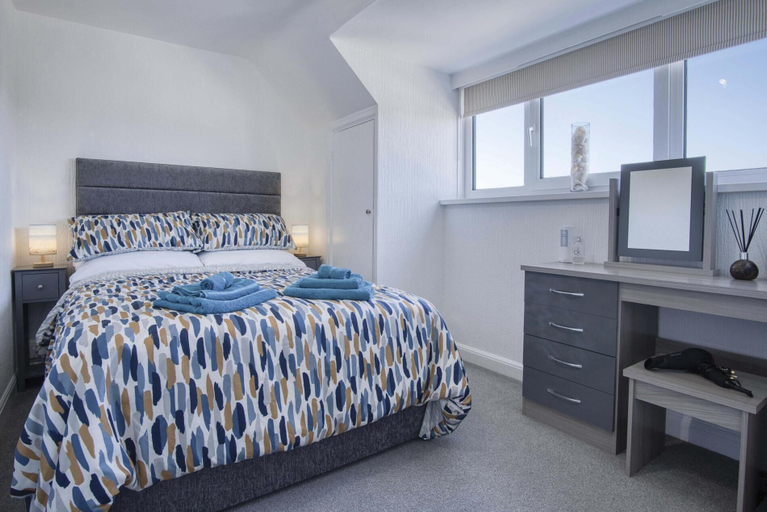 Bedroom 2, High Deck - 1 Bedroom Apartment - Saundersfoot, Pembrokeshire