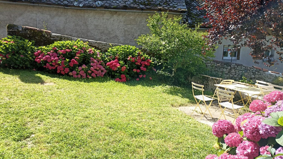 Others 3, Chambre independante - style studio - avec jardin a la campagne, Cantal