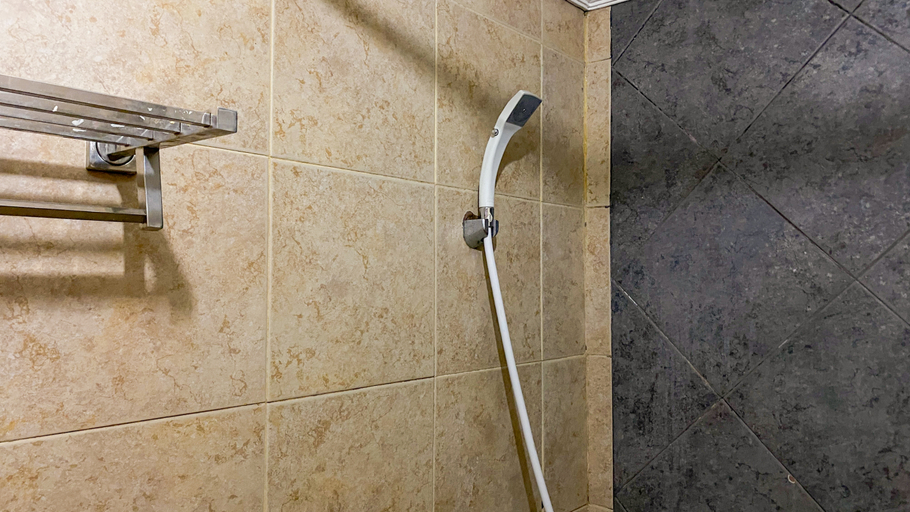 Bathroom 5, Comfortable and Restful 2BR at Great Western Apartment By Travelio, Tangerang