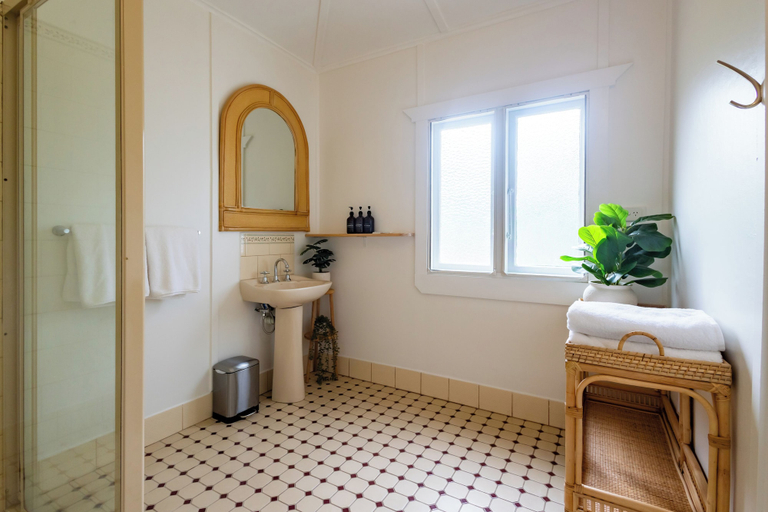 Bathroom 4, Bay Vista Cottage by the BnB Collection, Albany