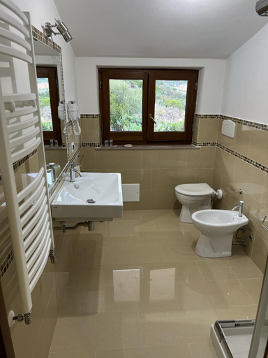 Bathroom 3, Le Pavoncelle, Oristano