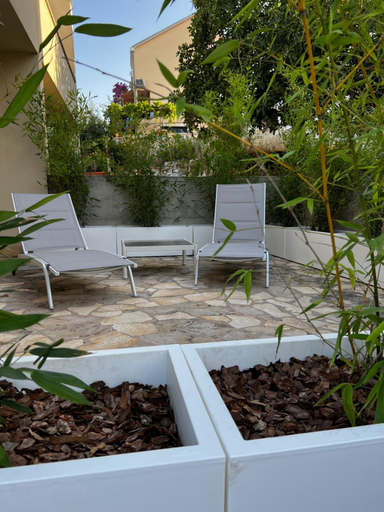 Others 5, Villa Bruna, Okrug
