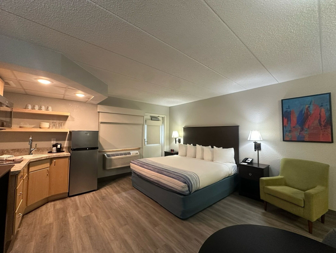 Bedroom 4, AmericInn by Wyndham Menominee, Lake Michigan
