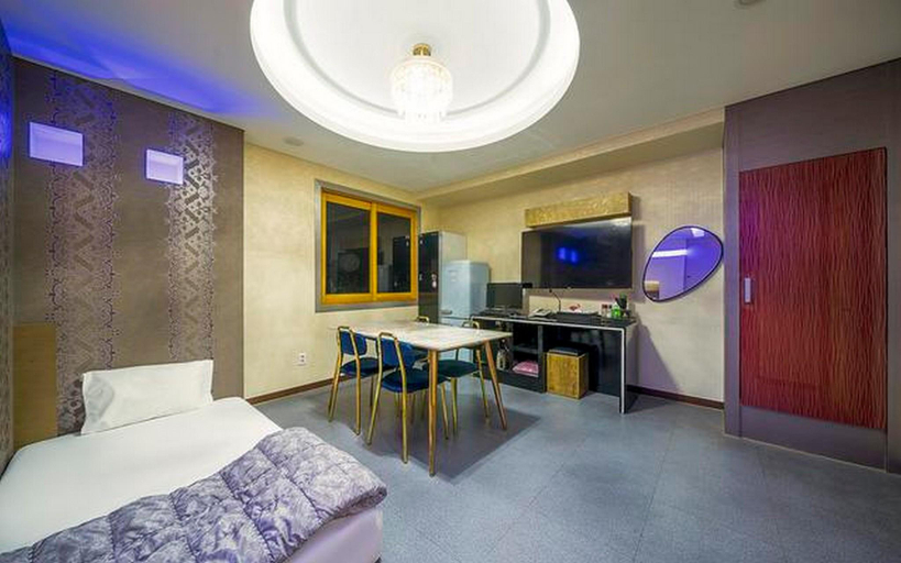 Bedroom 2, Gyeongsan Instar Hotel, Dong