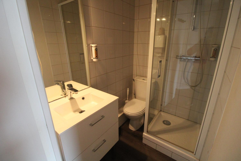 Bathroom 5, Hotel Casabianca, Allier