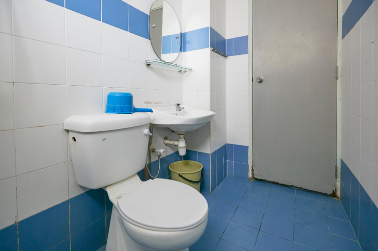 Bathroom 13